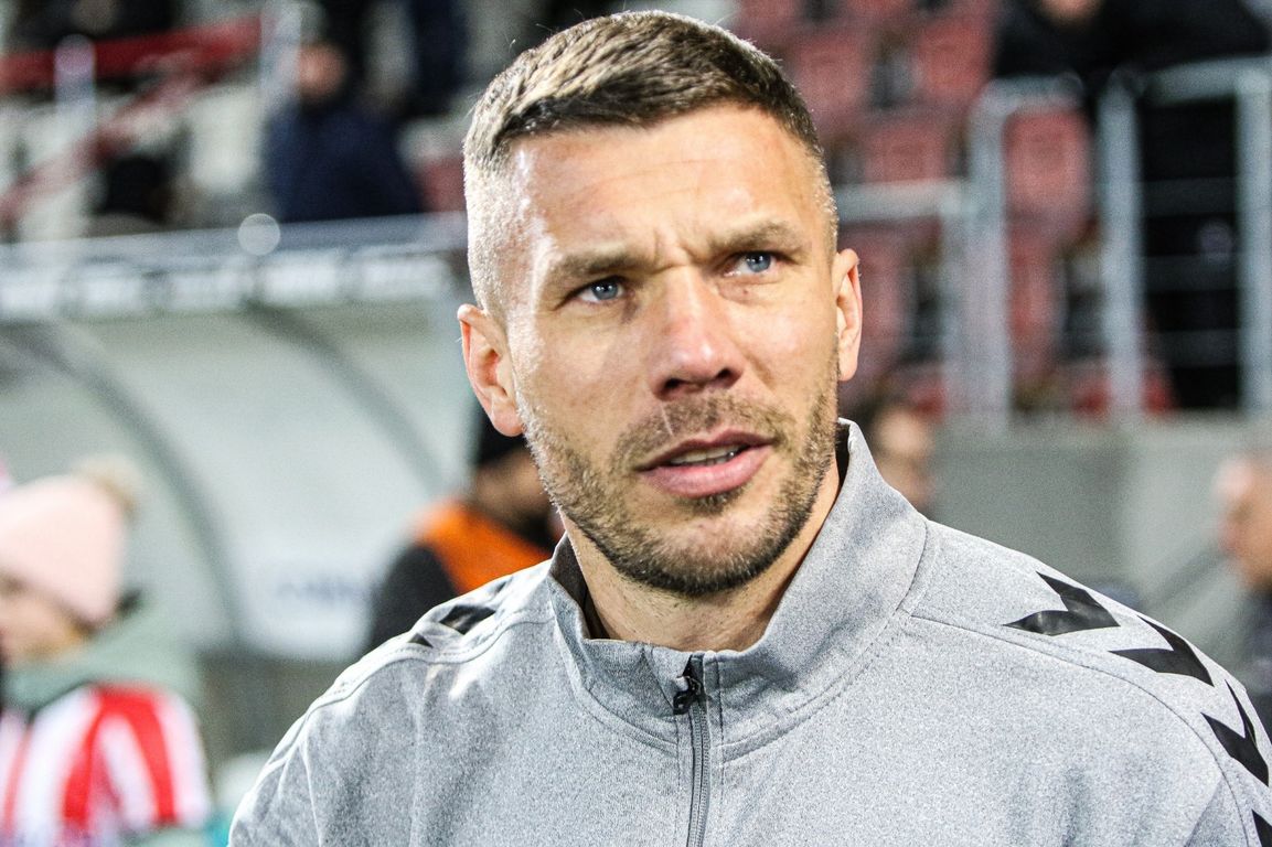 Lukas Podolski Eröffnet Döner Filiale Am Flughafen Kölnbonn Tageskarte