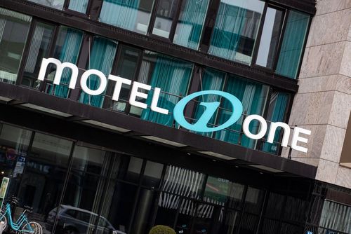 Motel One firma contrato de alquiler en Madrid: day pass